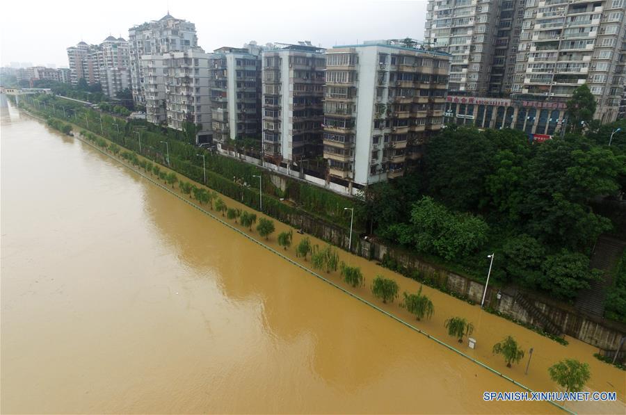 Vista de la línea ampliada sumergida de la Carretera Binjiang Oeste, en Liuzhou, en la Región Autónoma Zhuang de Guangxi, en el sur de China, el 15 de junio de 2016. Las autoridades locales de control de inundaciones y alivio de sequías pronosticaron que la sección de Liuzhou del río Liujiang se elevará a su nivel de advertencia de 82.5 metros aproximadamente a las 5 p.m. del miércoles. (Xinhua/Cheng Qun)