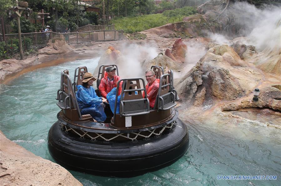 Turistas invitados a asistir a la ceredmonia de inaguración experimentan las "Aguas Rápidas" en Shanghai Disneyland, en Shanghai, en el este de China, el 15 de junio de 2016. El complejo turistico Shanghai Disney Resort abrirá oficialmente el 16 de junio. (Xinhua/Pei Xin)