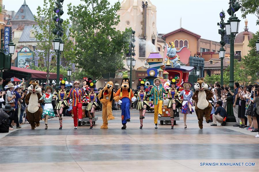Turistas observan un desfile a lo largo de la Avenida Mickey de Shanghai Disneyland, en Shanghai, en el este de China, el 15 de junio de 2016. El complejo turistico Shanghai Disney Resort abrirá oficialmente el 16 de junio. (Xinhua/Ding Ting)