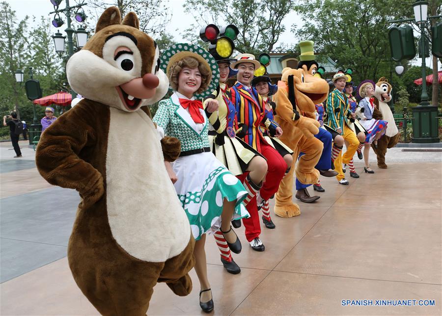Actores actúan durante un desfile en Shanghai Disneyland, en Shanghai, en el este de China, el 15 de junio de 2016. El complejo turistico Shanghai Disney Resort abrirá oficialmente el 16 de junio. (Xinhua/Ding Ting)