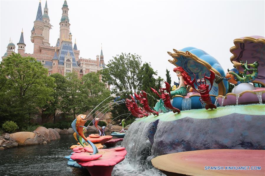 Vista de una escena de Shanghai Disneyland, en Shanghai, en el este de China, el 15 de junio de 2016. El complejo turistico Shanghai Disney Resort abrirá oficialmente el 16 de junio. (Xinhua/Pei Xin)