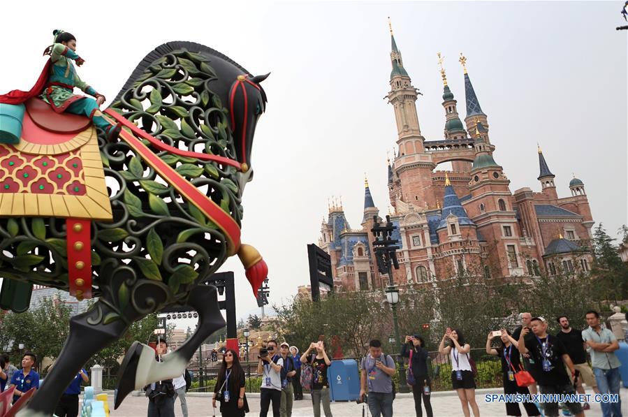 Un desfile es llevado a cabo en Shanghai Disneyland, en Shanghai, en el este de China, el 15 de junio de 2016. El complejo turistico Shanghai Disney Resort abrirá oficialmente el 16 de junio. (Xinhua/Ding Ting)