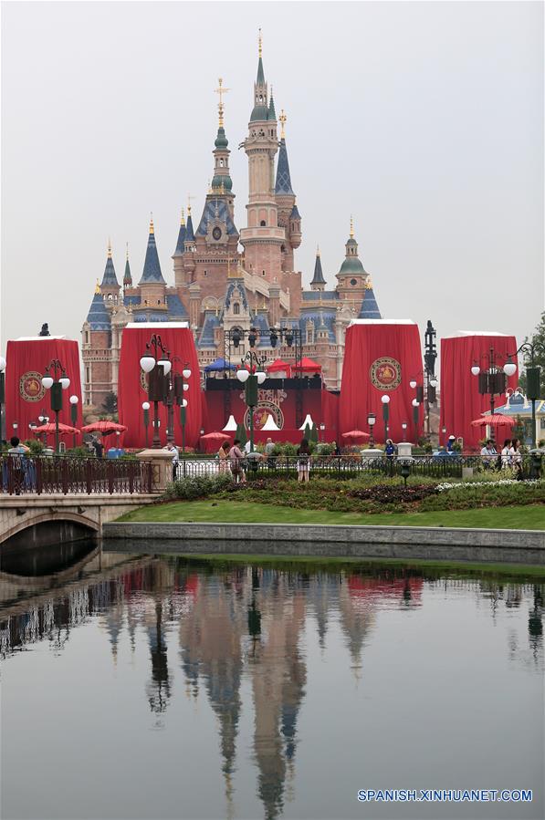 Vista del Castillo de Cuento de Hadas de Shanghai Disneyland, en Shanghai, en el este de China, el 15 de junio de 2016. El complejo turistico Shanghai Disney Resort abrirá oficialmente el 16 de junio. (Xinhua/Ding Ting)