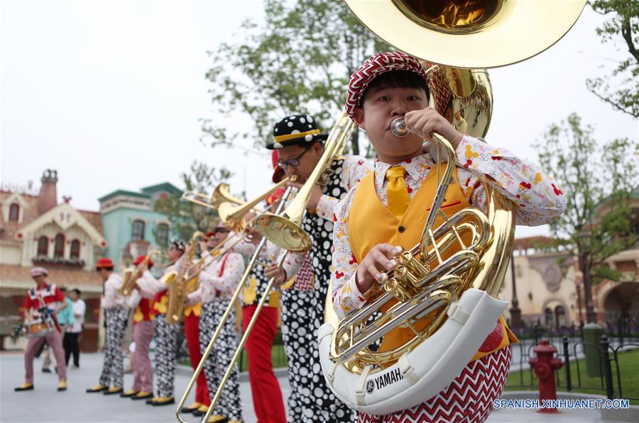 Actores actúan en Shanghai Disneyland, en Shanghai, en el este de China, el 15 de junio de 2016. El complejo turistico Shanghai Disney Resort abrirá oficialmente el 16 de junio. (Xinhua/Ding Ting)