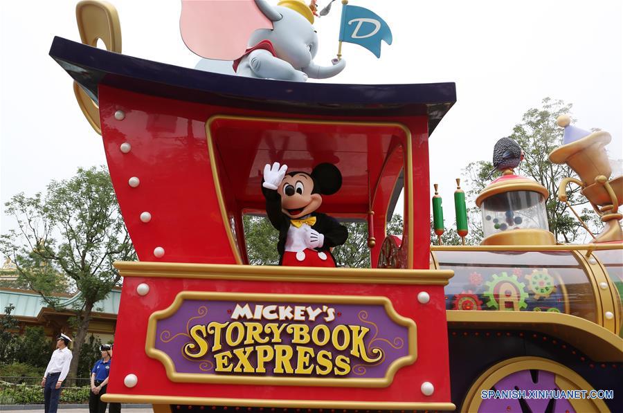 Un empleado imitando al personaje Mickey del clásico de dibujos animados de Disney, participa en un desfile en Shanghai Disneyland, en Shanghai, en el este de China, el 15 de junio de 2016. El complejo turistico Shanghai Disney Resort abrirá oficialmente el 16 de junio. (Xinhua/Ding Ting)