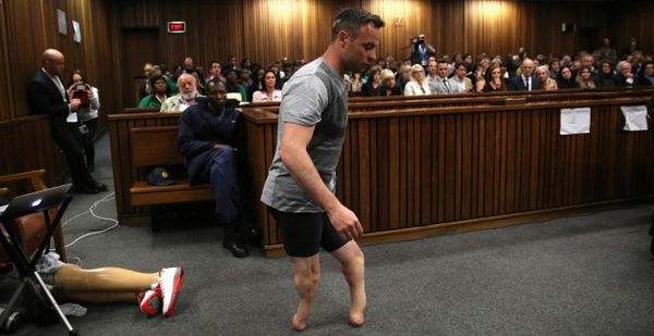 El asesino Pistorius apela a sus muñones para no volver a la cárcel