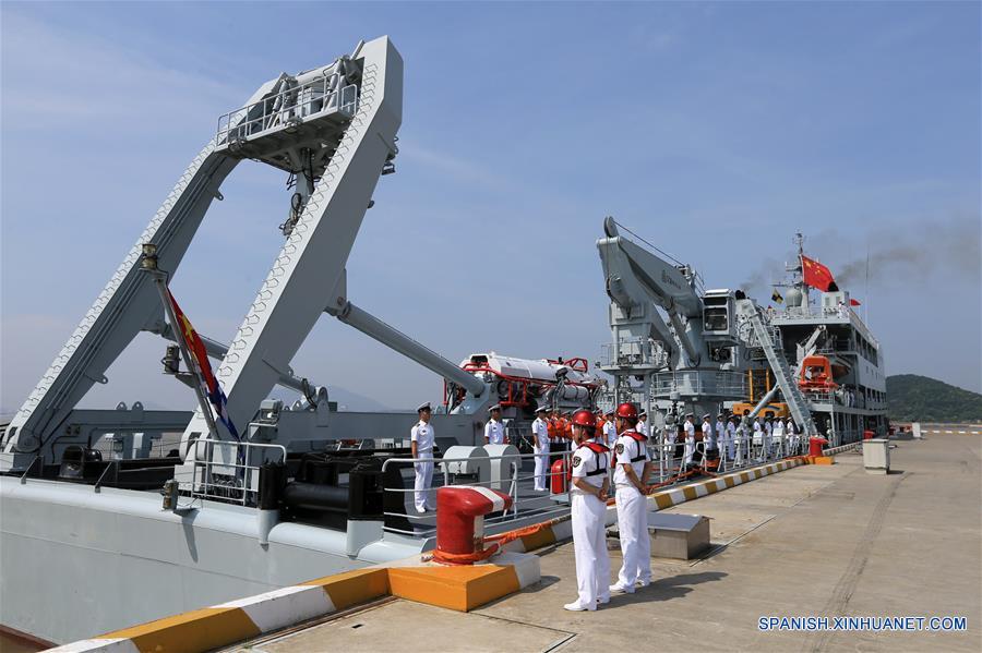 El buque de rescate submarino chino "Changdao" se prepara para zarpar de un puerto militar en la ciudad de Zhoushan, provincia de Zhejiang, en el este de China, el 15 de junio de 2016. El buque de rescate submarino chino "Changdao" zarpó de un puerto militar en la ciudad de Zhoushan, provincia de Zhejiang, en el este de China hacia Hawái, Estados Unidos de América, para participar en el ejercicio multinacional Borde del Pacífico 2016. La fragata de misiles "Hengshui", el destructor "Xi'an", el buque de abastecimiento "Lago Gaoyou", el buque hospital "Arca de la Paz", el buque de rescate submarino "Changdao", tres helicópteros y más de 1,200 soldados asistiran al ejercicio. (Xinhua/Li Tang)