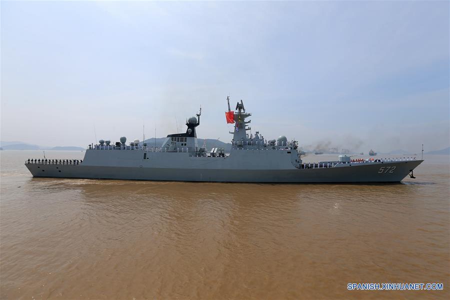 La fragata de misiles china "Hengshui" zarpa de un puerto militar en la ciudad de Zhoushan, provincia de Zhejiang, en el este de China, el 15 de junio de 2016.El buque de rescate submarino chino "Changdao" zarpó de un puerto militar en la ciudad de Zhoushan, provincia de Zhejiang, en el este de China hacia Hawái, Estados Unidos de América, para participar en el ejercicio multinacional Borde del Pacífico 2016.La fragata de misiles "Hengshui", el destructor "Xi'an", el buque de abastecimiento "Lago Gaoyou", el buque hospital "Arca de la Paz", el buque de rescate submarino "Changdao", tres helicópteros y más de 1,200 soldados asistiran al ejercicio. (Xinhua/Li Tang)