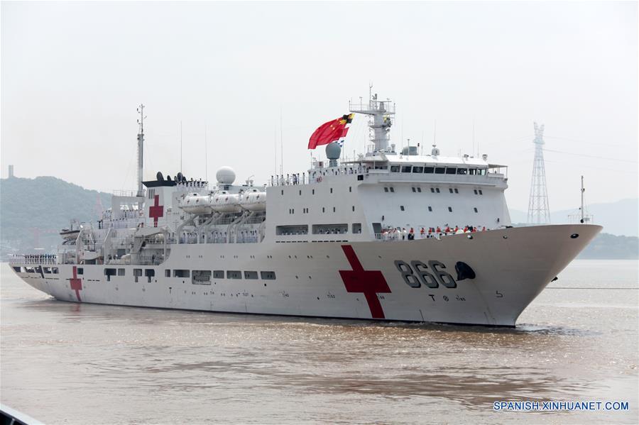 El buque hospital chino "Arca de la Paz" zarpa de un puerto militar en la ciudad de Zhoushan, provincia de Zhejiang, en el este de China, el 15 de junio de 2016. El buque de rescate submarino chino "Changdao" zarpó de un puerto militar en la ciudad de Zhoushan, provincia de Zhejiang, en el este de China hacia Hawái, Estados Unidos de América, para participar en el ejercicio multinacional Borde del Pacífico 2016. La fragata de misiles "Hengshui", el destructor "Xi'an", el buque de abastecimiento "Lago Gaoyou", el buque hospital "Arca de la Paz", el buque de rescate submarino "Changdao", tres helicópteros y más de 1,200 soldados asistiran al ejercicio. (Xinhua/Li Tang)