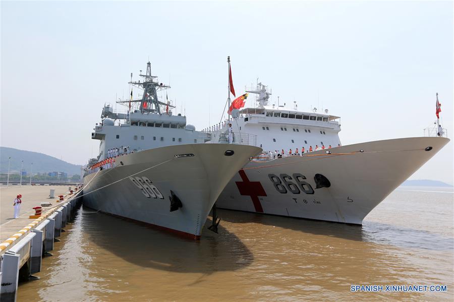 El buque de abastecimiento chino "Lago Gaoyou" (i) y el buque hospital "Arca de la Paz" se preparan para zarpar de un puerto militar en la ciudad de Zhoushan, provincia de Zhejiang, en el este de China, el 15 de junio de 2016. El buque de rescate submarino chino "Changdao" zarpó de un puerto militar en la ciudad de Zhoushan, provincia de Zhejiang, en el este de China hacia Hawái, Estados Unidos de América, para participar en el ejercicio multinacional Borde del Pacífico 2016. La fragata de misiles "Hengshui", el destructor "Xi'an", el buque de abastecimiento "Lago Gaoyou", el buque hospital "Arca de la Paz", el buque de rescate submarino "Changdao", tres helicópteros y más de 1,200 soldados asistiran al ejercicio. (Xinhua/Li Tang)