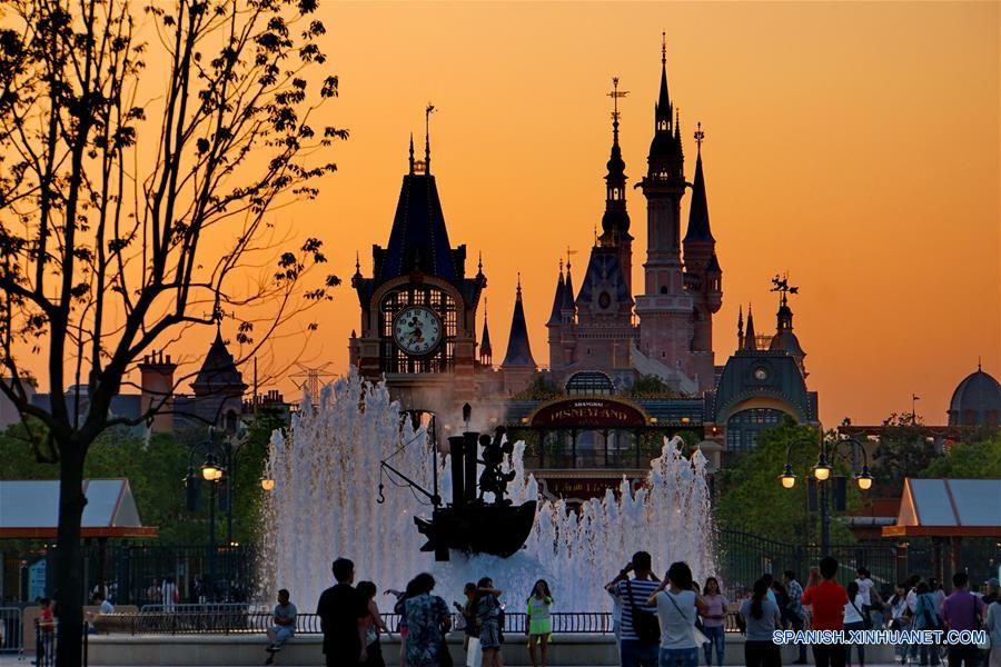 Fuegos artificiales y espectáculo de luz en el Shanghai Disneyland