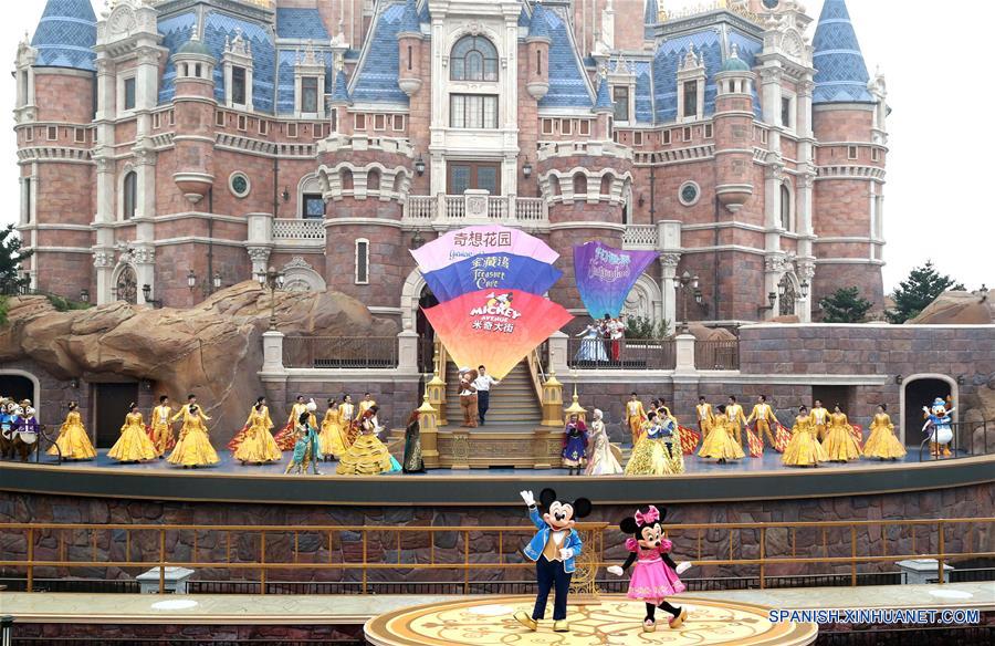 Actores participan durante la ceremonia de apertura del Complejo Turístico Shanghai Disney Resort, en Shanghai, en el este de China, el 16 de junio de 2016. Shanghai Disney Resort, que se inauguró el jueves, es el doceavo complejo turístico de Disney alrededor del mundo. (Xinhua/Chen Fei)