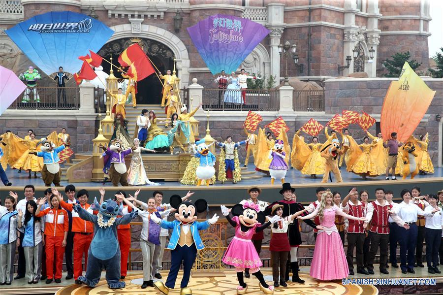 Actores participan durante la ceremonia de apertura del Complejo Turístico Shanghai Disney Resort, en Shanghai, en el este de China, el 16 de junio de 2016. Shanghai Disney Resort, que se inauguró el jueves, es el doceavo complejo turístico de Disney alrededor del mundo. (Xinhua/Chen Fei)