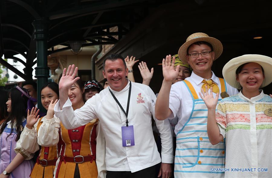 Actores saludan durante la ceremonia de apertura del Complejo Turístico Shanghai Disney Resort, en Shanghai, en el este de China, el 16 de junio de 2016. Shanghai Disney Resort, que se inauguró el jueves, es el doceavo complejo turístico de Disney alrededor del mundo. (Xinhua/Ren Long)