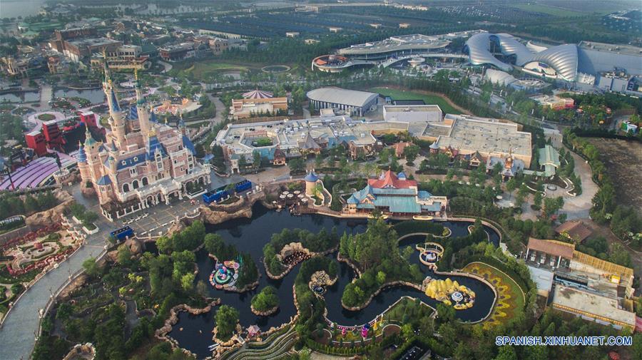 Vista aérea del Complejo Turístico Shanghai Disney Resort, en Shanghai, en el este de China, el 16 de junio de 2016. Shanghai Disney Resort, que se inauguró el jueves, es el doceavo complejo turístico de Disney alrededor del mundo. (Xinhua/Ding Ting)