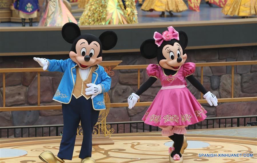 Actores disfrazados como Mickey (i) y Minnie (d) participan durante la ceremonia de apertura del Complejo Turístico Shanghai Disney Resort, en Shanghai, en el este de China, el 16 de junio de 2016. Shanghai Disney Resort, que se inauguró el jueves, es el doceavo complejo turístico de Disney alrededor del mundo. (Xinhua/Ren Long)