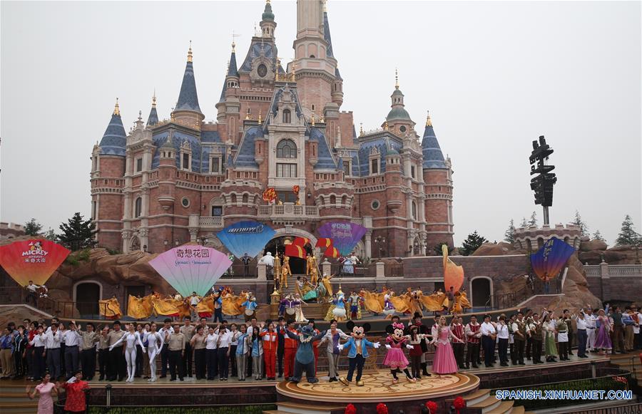 Actores participan durante la ceremonia de apertura del Complejo Turístico Shanghai Disney Resort, en Shanghai, en el este de China, el 16 de junio de 2016. Shanghai Disney Resort, que se inauguró el jueves, es el doceavo complejo turístico de Disney alrededor del mundo. (Xinhua/Ren Long)