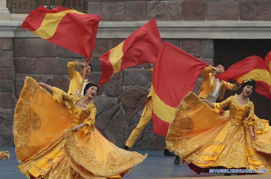  Artistas actúan en la ceremonia de inauguración del Complejo Turístico Shanghai Disney Resort, en Shanghai, en el este de China, el 16 de junio de 2016. Shanghai Disney Resort, con una combinación única de la magia de Disney y la cultura china, abrió sus puertas oficialmente el jueves. (Xinhua/Ren Long)