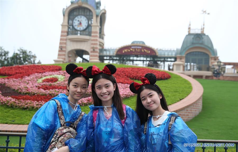 Turistas posan en el recién inaugurado Complejo Turístico Shanghai Disney Resort, en Shanghai, en el este de China, el 16 de junio de 2016. Shanghai Disney Resort, con una combinación única de la magia de Disney y la cultura china, abrió sus puertas oficialmente el jueves. (Xinhua/Ren Long)