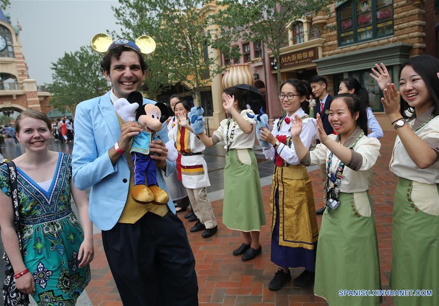Turistas son recibidos en el recién inaugurado Complejo Turístico Shanghai Disney Resort, en Shanghai, en el este de China, el 16 de junio de 2016. Shanghai Disney Resort, con una combinación única de la magia de Disney y la cultura china, abrió sus puertas oficialmente el jueves. (Xinhua/Pei Xin)