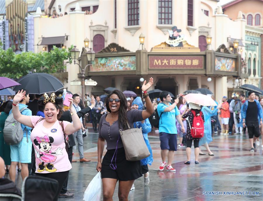 Turistas visitan el recién inaugurado Complejo Turístico Shanghai Disney Resort, en Shanghai, en el este de China, el 16 de junio de 2016. Shanghai Disney Resort, con una combinación única de la magia de Disney y la cultura china, abrió sus puertas oficialmente el jueves. (Xinhua/Ren Long)