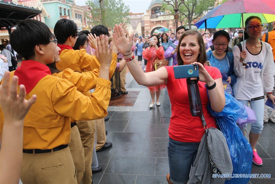 Turistas son recibidos en el recién inaugurado Complejo Turístico Shanghai Disney Resort, en Shanghai, en el este de China, el 16 de junio de 2016. Shanghai Disney Resort, con una combinación única de la magia de Disney y la cultura china, abrió sus puertas oficialmente el jueves. (Xinhua/Pei Xin)
