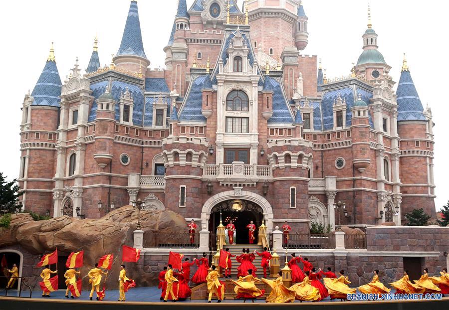 Artistas actúan en la ceremonia de inauguración del Complejo Turístico Shanghai Disney Resort, en Shanghai, en el este de China, el 16 de junio de 2016. Shanghai Disney Resort, con una combinación única de la magia de Disney y la cultura china, abrió sus puertas oficialmente el jueves. (Xinhua/Chen Fei)