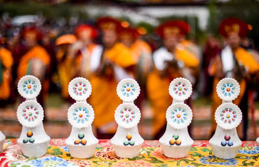 Vista de esculturas de mantequilla tibetanas en una actividad de adoración de Thangka, en el Monasterio Tsurphu en Lhasa, capital de la región autónoma del Tíbet, en el suroeste de China, el 16 de junio de 2016. Una actividad anual de adoración Thangka para mostrar un Thangka de 38 por 35 metros fue llevada a cabo el jueves en el Templo Tsurphu, una base importante de la escuela Kagyu en el budismo tibetano. La Thangka es una bandera budista tibetana de seda pintada o bordada. (Xinhua/Purbu Zhaxi)