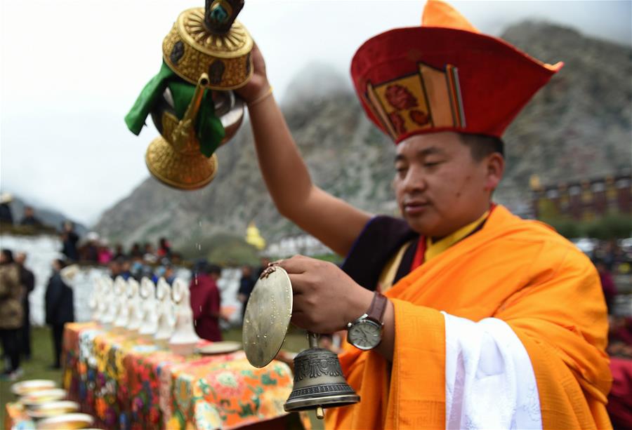 Un monje eminente asiste a una actividad de adoración de Thangka, en el Monasterio Tsurphu en Lhasa, capital de la región autónoma del Tíbet, en el suroeste de China, el 16 de junio de 2016. Una actividad anual de adoración Thangka para mostrar un Thangka de 38 por 35 metros fue llevada a cabo el jueves en el Templo Tsurphu, una base importante de la escuela Kagyu en el budismo tibetano. La Thangka es una bandera budista tibetana de seda pintada o bordada. (Xinhua/Chogo)
