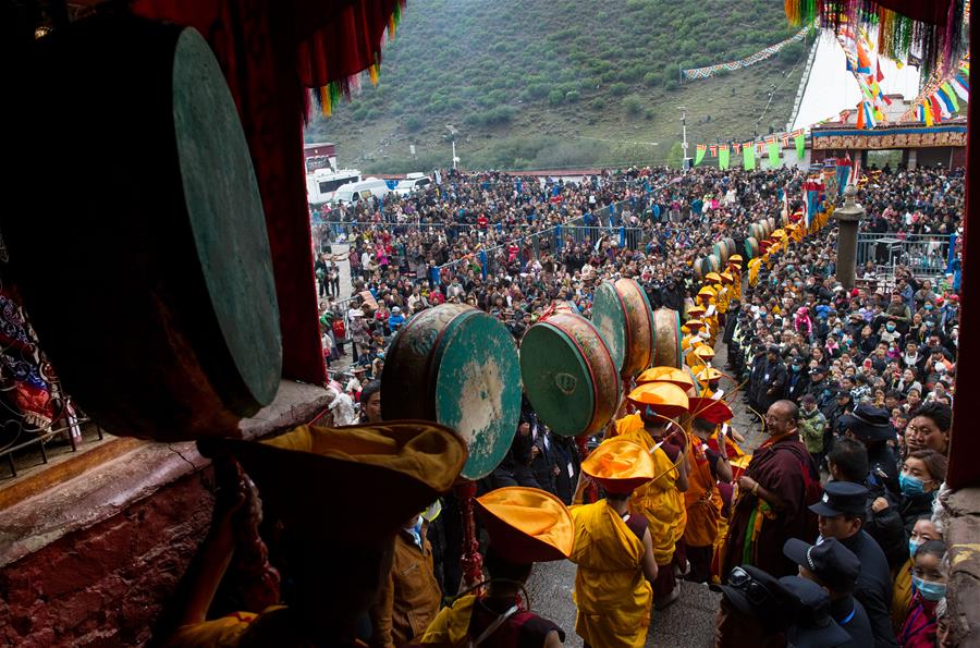 Seguidores del budismo asisten a una actividad de adoración de Thangka, en el Monasterio Tsurphu en Lhasa, capital de la región autónoma del Tíbet, en el suroeste de China, el 16 de junio de 2016. Una actividad anual de adoración Thangka para mostrar un Thangka de 38 por 35 metros fue llevada a cabo el jueves en el Templo Tsurphu, una base importante de la escuela Kagyu en el budismo tibetano. La Thangka es una bandera budista tibetana de seda pintada o bordada. (Xinhua/Purbu Zhaxi)