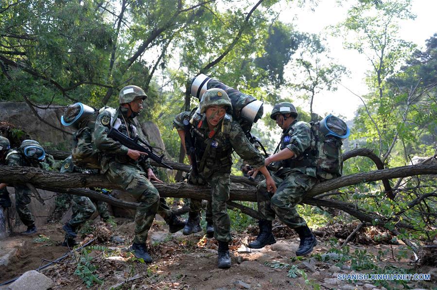 Soldados de la Fuerza de Policía Armada del Pueblo Chino participan en una sesión a campo traviesa en el Monte Tai en Taian, provincia de Shandong, en el este de China, el 16 de junio de 2016. Soldados de la Fuerza de la Policía Armada en Shandong llevaron a cabo el jueves sesiones de entrenamiento en el Monte Tai. El entrenamiento durará 7 días y noches, incluyendo 43 sesiones de 6 categorías. (Xinhua/Zhu Zheng)