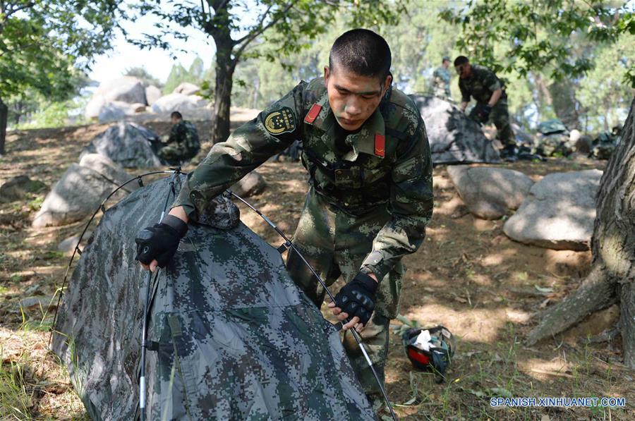Soldados de la Fuerza de Policía Armada del Pueblo Chino establecen tiendas de campaña durante una sesión de entrenamiento en el Monte Tai en Taian, provincia de Shandong, en el este de China, el 16 de junio de 2016. Soldados de la Fuerza de la Policía Armada en Shandong llevaron a cabo el jueves sesiones de entrenamiento en el Monte Tai. El entrenamiento durará 7 días y noches, incluyendo 43 sesiones de 6 categorías. (Xinhua/Zhu Zheng)
