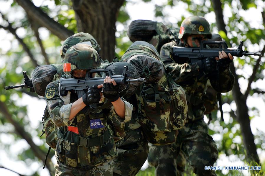 Soldados de la Fuerza de Policía Armada del Pueblo Chino participan en una sesión de búsqueda en el Monte Tai en Taian, provincia de Shandong, en el este de China, el 16 de junio de 2016. Soldados de la Fuerza de la Policía Armada en Shandong llevaron a cabo el jueves sesiones de entrenamiento en el Monte Tai. El entrenamiento durará 7 días y noches, incluyendo 43 sesiones de 6 categorías. (Xinhua/Zhu Zheng)