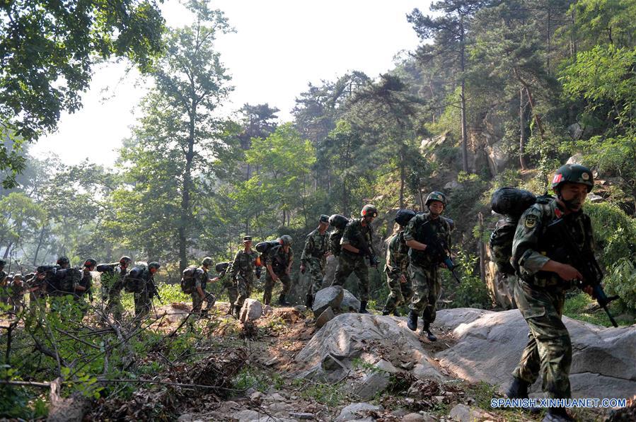 Soldados de la Fuerza de Policía Armada del Pueblo Chino participan en una sesión a campo traviesa en el Monte Tai en Taian, provincia de Shandong, en el este de China, el 16 de junio de 2016. Soldados de la Fuerza de la Policía Armada en Shandong llevaron a cabo el jueves sesiones de entrenamiento en el Monte Tai. El entrenamiento durará 7 días y noches, incluyendo 43 sesiones de 6 categorías. (Xinhua/Zhu Zheng)