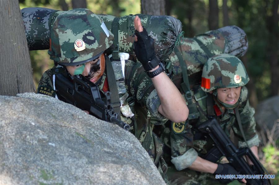Soldados de la Fuerza de Policía Armada del Pueblo Chino participan en una sesión de incursión en el Monte Tai en Taian, provincia de Shandong, en el este de China, el 16 de junio de 2016. Soldados de la Fuerza de la Policía Armada en Shandong llevaron a cabo el jueves sesiones de entrenamiento en el Monte Tai. El entrenamiento durará 7 días y noches, incluyendo 43 sesiones de 6 categorías. (Xinhua/Zhu Zheng)