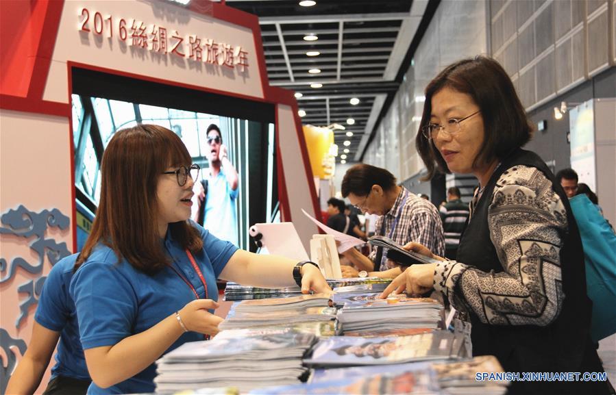 Visitantes acuden a el área de exhibición del Año del Turismo de la Ruta de la Seda 2016 en el Centro de Convenciones y Exposiciones de Hong Kong (HKCEC, por sus siglas en inglés), en Hong Kong, en el sur de China, el 16 de junio de 2016. La 30 Expo Viajes Internacionales y la 11 Expo Reuniónes, Incentivos, Convenciones y Exposiciones (MICE, por sus siglas en inglés) comenzó el jueves en el HKCEC. Más de 600 expositores de aproximadamente 50 países y regiones participaron en las expos que permanecerán hasta el 19 de junio. (Xinhua/Wang Shen)