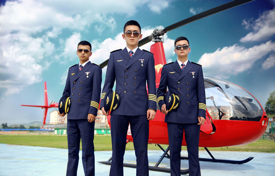 Tres pilotos de helicóptero posan para el anuncio de inscripción de una escuela de aviación civil de Chengdu, el 7 de junio de 2016.