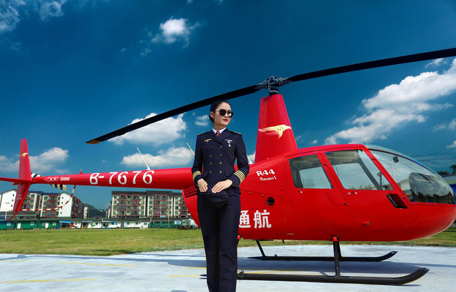 Una piloto de helicóptero posa para el anuncio de inscripción de una escuela de aviación civil de Chengdu, el 7 de junio de 2016.