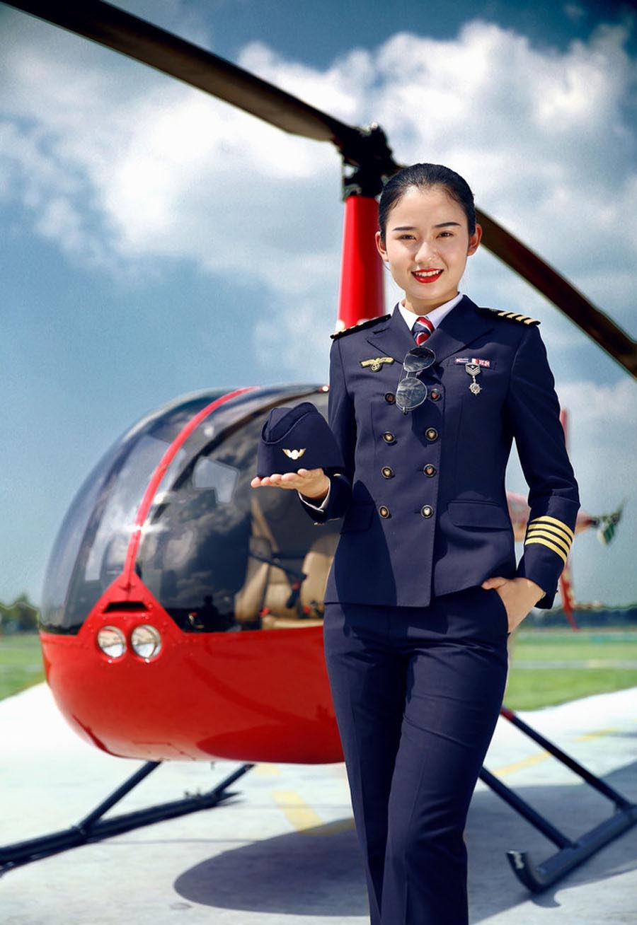 Una piloto de helicóptero posa para el anuncio de inscripción de una escuela de aviación civil de Chengdu, el 7 de junio de 2016. 