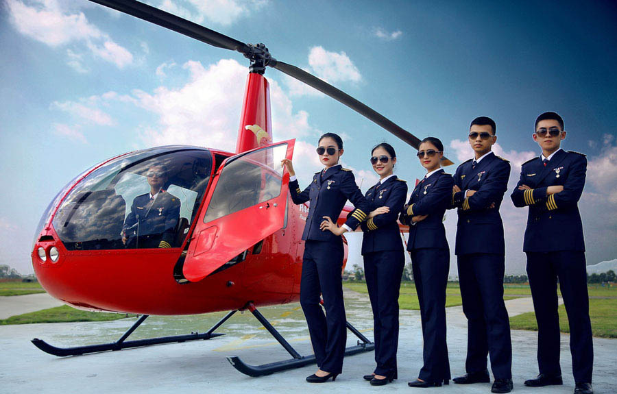 Pilotos de helicóptero posan para el anuncio de inscripción de una escuela de aviación civil de Chengdu, provincia de Sichuan, el 7 de junio de 2016. 