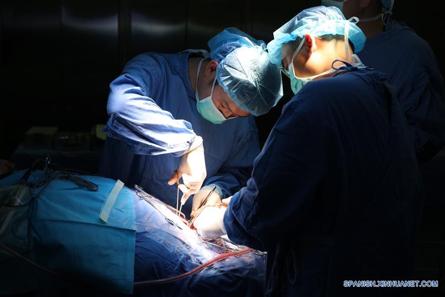 Doctores realizan una operación para un paciente con lesión de la médula espinal en el hospital afiliado de la Universidad de Logística de la Fuerza de la Policía Armada del Pueblo, en Tianjin, en el norte de China, el 16 de junio de 2016. Los científicos chinos han utilizado un biomaterial "andamios" para tratar lesiones de la médula espinal, anunció el jueves la Academia China de Ciencias (CAS, por sus siglas en inglés). Un equipo dirigido por Dai Jianwu, investigador del Instituto de Genética y Biología del Desarrollo de la CAS, propuso por primera vez la creación de un microambiente con biomaterial que ayudaría a la regeneración de neuronas, dijo el CAS. (Xinhua/Jin Liwang)