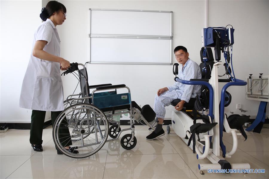 El primer paciente en ser implantado con andamios a base de colágeno realiza ejercicios de rehabilitación en el hospital afiliado de la Universidad de Logística de la Fuerza de la Policía Armada del Pueblo, en Tianjin, en el norte de China, el 16 de junio de 2016.Los científicos chinos han utilizado un biomaterial "andamios" para tratar lesiones de la médula espinal, anunció el jueves la Academia China de Ciencias (CAS, por sus siglas en inglés). Un equipo dirigido por Dai Jianwu, investigador del Instituto de Genética y Biología del Desarrollo de la CAS, propuso por primera vez la creación de un microambiente con biomaterial que ayudaría a la regeneración de neuronas, dijo el CAS. (Xinhua/Jin Liwang)