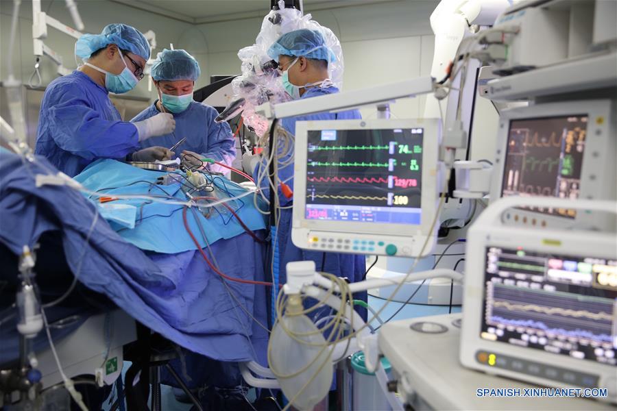 Doctores realizan una operación para un paciente con lesión de la médula espinal en el hospital afiliado de la Universidad de Logística de la Fuerza de la Policía Armada del Pueblo, en Tianjin, en el norte de China, el 16 de junio de 2016. Los científicos chinos han utilizado un biomaterial "andamios" para tratar lesiones de la médula espinal, anunció el jueves la Academia China de Ciencias (CAS, por sus siglas en inglés). Un equipo dirigido por Dai Jianwu, investigador del Instituto de Genética y Biología del Desarrollo de la CAS, propuso por primera vez la creación de un microambiente con biomaterial que ayudaría a la regeneración de neuronas, dijo el CAS. (Xinhua/Jin Liwang)