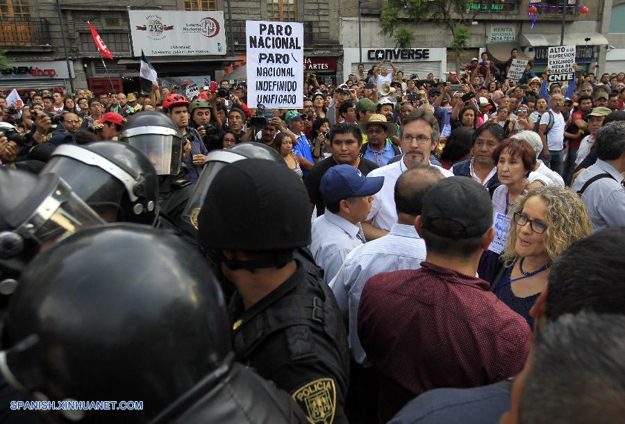 Más de 4.000 maestros y estudiantes protestan en la Ciudad de México contra reforma educativa