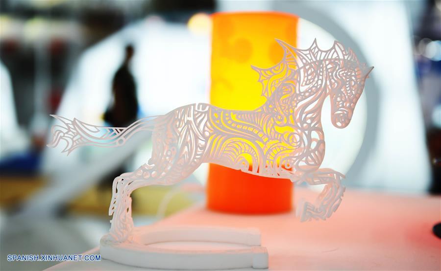 HARBIN, junio 17, 2016 (Xinhua) -- Un caballo impreso en tercera dimensión es exhibido en la cuarta Exposición Internacional de la Industria de Materiales Avanzados de China, en Harbin, en la provincia de Heilongjiang, en el noreste de China, el 17 de junio de 2016. La exposición se lleva a cabo del 15 al 19 de junio. (Xinhua/Wang Jianwei)