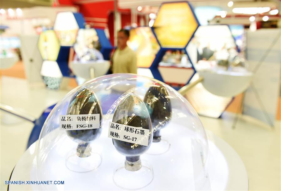HARBIN, junio 17, 2016 (Xinhua) -- Materiales de compuesto de polímero son exhibidos en la cuarta Exposición Internacional de la Industria de Materiales Avanzados de China, en Harbin, en la provincia de Heilongjiang, en el noreste de China, el 17 de junio de 2016. La exposición se lleva a cabo del 15 al 19 de junio. (Xinhua/Wang Jianwei)