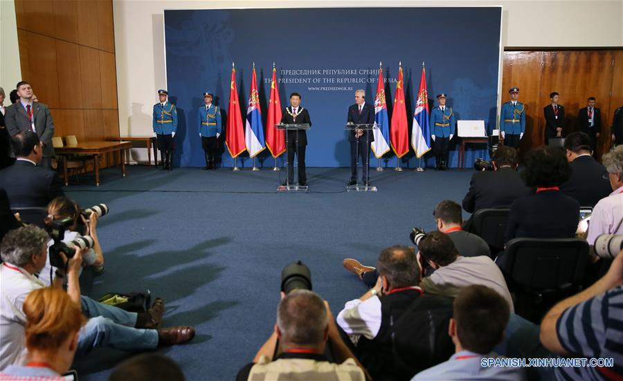 El presidente de China, Xi Jinping (c-i), y el presidente de Serbia, Tomislav Nikolic (c-d), asisten a una conferencia de prensa después de sus conversaciones, en Belgrado, Serbia, el 18 de junio de 2016. (Xinhua/Lan Hongguang)