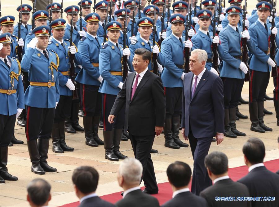 El presidente de China, Xi Jinping (i), asiste a una ceremonia de bienvenida llevada a cabo por el presidente de Serbia, Tomislav Nikolic, en Belgrado, Serbia, el 18 de junio de 2016. (Xinhua/Lan Hongguang)