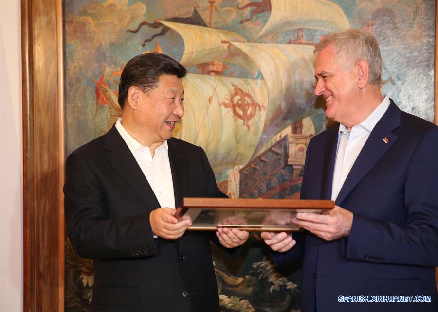 El presidente de China, Xi Jinping (i), recibe un recuerdo de manos del presidente de Serbia, Tomislav Nikolic, en Belgrado, Serbia, el 17 de junio de 2016. Xi Jinping se reunió con Tomislav Nikolic el viernes en Belgrado. (Xinhua/Rao Aimin)