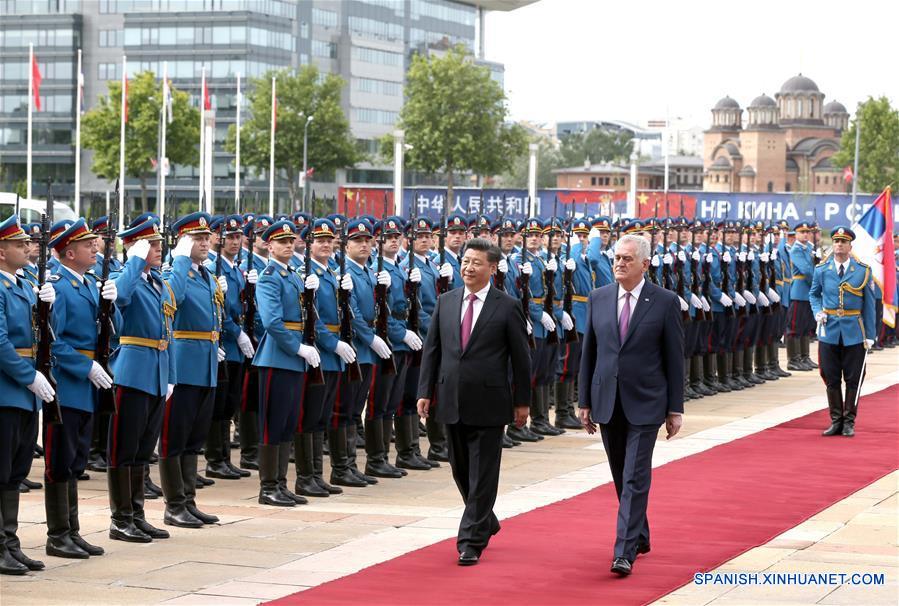 El presidente de China, Xi Jinping (i-frente), asiste a una ceremonia de bienvenida llevada a cabo por el presidente de Serbia, Tomislav Nikolic, en Belgrado, Serbia, el 18 de junio de 2016. (Xinhua/Rao Aimin)